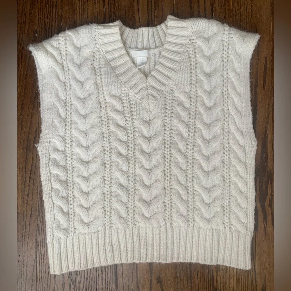 Oversized cable-knit sweater vest - Picture 2 of 7